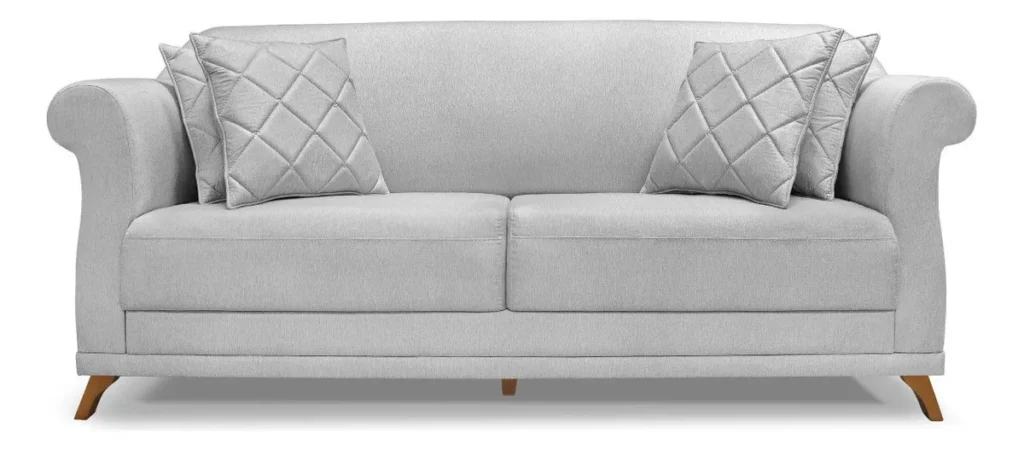 Um sofá cinza claro, moderno e elegante com braços curvos. Ele apresenta duas almofadas de assento e pernas de madeira, e é adornado com duas almofadas decorativas acolchoadas em uma cor correspondente. O design minimalista do sofá complementa a decoração contemporânea da casa.