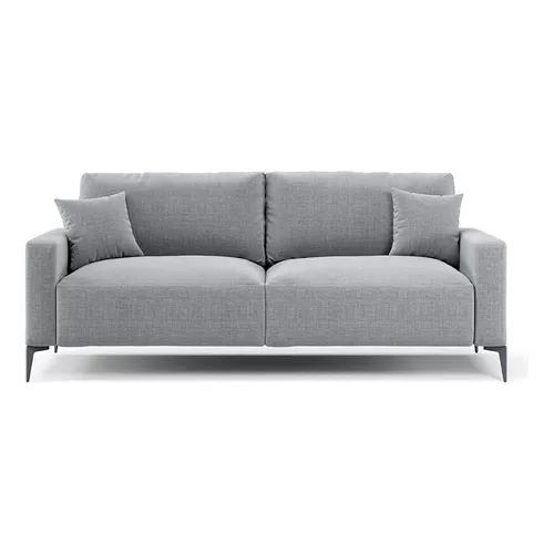 Um sofá cinza moderno com um design minimalista. Ele apresenta um encosto baixo, três almofadas estofadas e duas almofadas decorativas combinando. O sofá tem apoios de braços elegantes e fica em pernas finas e cônicas. O tecido parece macio e confortável, adequado para espaços de convivência contemporâneos.