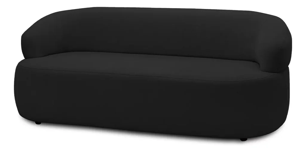 Um sofá preto moderno e elegante com um design suave e curvo. O sofá tem apoios de braços arredondados que se misturam ao encosto e um estilo simples e minimalista. Sua base é próxima ao chão, com pés pequenos e sutis, quase invisíveis abaixo dela.