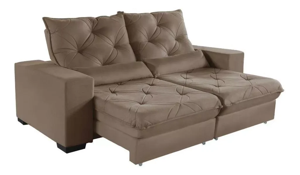 Um sofá secional marrom com um design moderno. Ele apresenta dois assentos largos e almofadas macias e tufadas. O sofá tem duas almofadas de encosto com um padrão acolchoado e braços grossos em cada lado. A base é apoiada por pernas retangulares escuras.