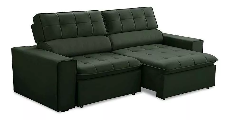 Um sofá secional verde escuro com almofadas tufadas quadradas e felpudas. Ele apresenta duas seções de encosto e uma chaise longue do lado direito para assentos estendidos. O sofá tem linhas limpas e um design contemporâneo com amplos apoios de braços.