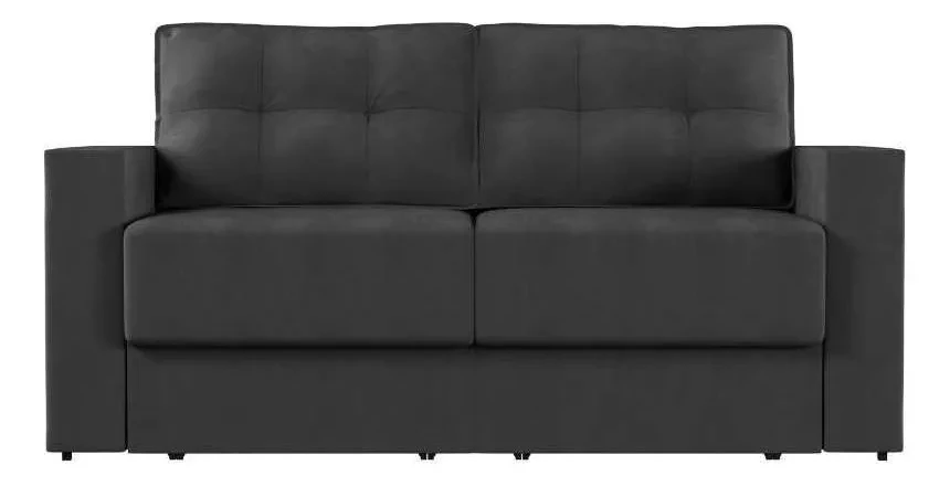 Um sofá preto de dois lugares com um design moderno, considerado entre os melhores sofás por seu estofamento quadrado e macio nas costas e almofadas firmes do assento. Com braços largos e planos e sem pernas visíveis, ele ostenta uma aparência elegante e minimalista.