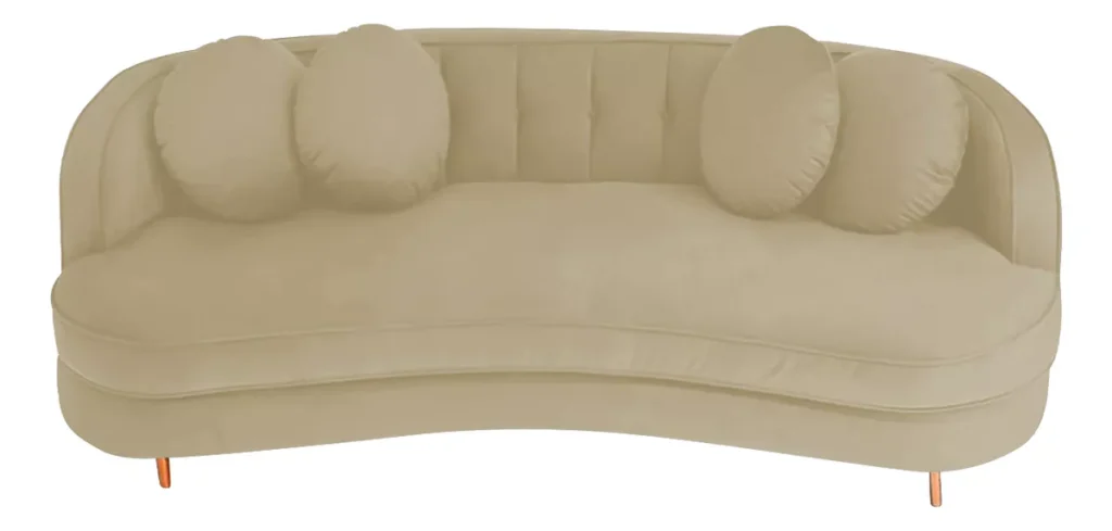 Imagem de um sofá curvo bege com almofadas, ideal para salas modernas. Este modelo é um dos melhores sofás para decoração e conforto.