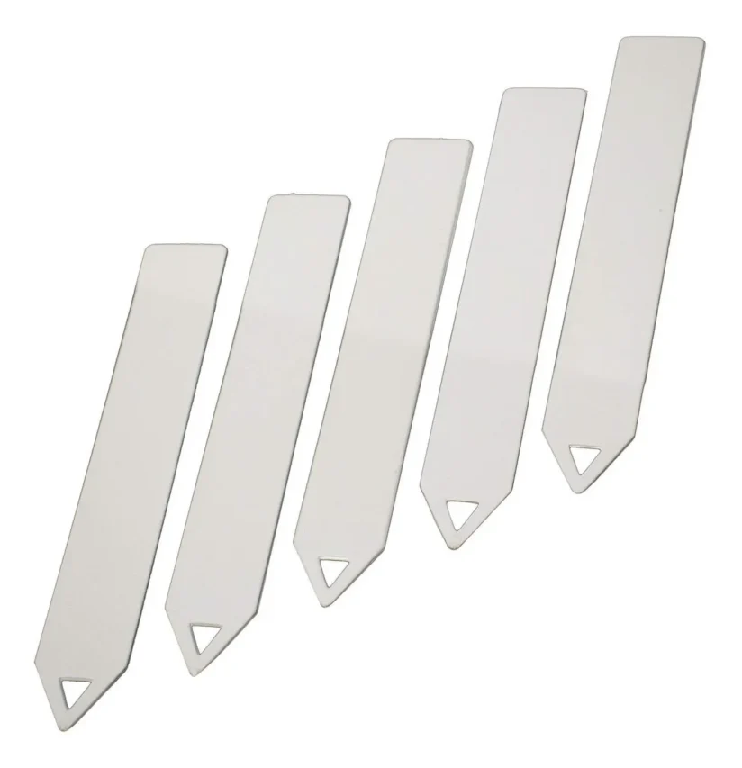 Conjunto de marcadores brancos para identificação de plantas em jardinagem, ideal para rotular espécies e auxiliar no cuidado com as plantas.