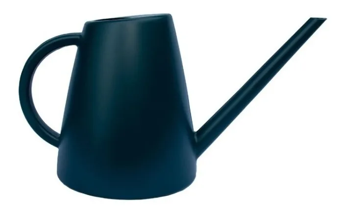 Um regador elegante, azul escuro, com um bico longo e corpo arredondado, projetado para regar plantas com precisão.