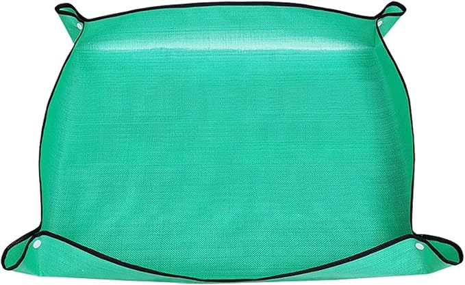 Um tapete de jardinagem verde, ideal para organizar e transportas as melhores ferramentas de jardinagem, facilitando o trabalho no jardim.