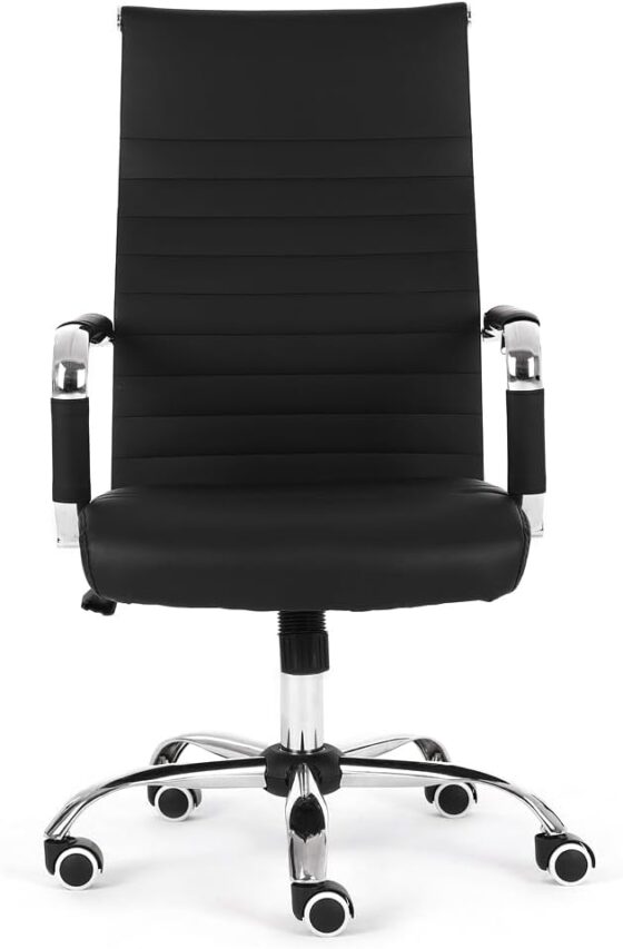 Uma cadeira de escritório preta e elegante com encosto alto, braços cromados e base de cinco rodas, projetada para conforto ergonômico.