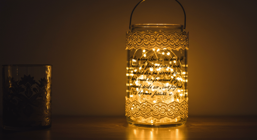 Luminária artesanal feita com pisca-pisca e pote de vidro, ideal como presente criativo de Dia das Mães DIY.